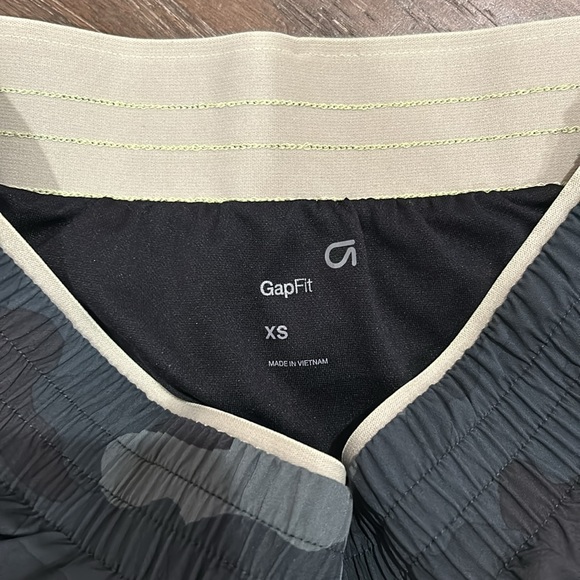 GapFit Camo Athletic Shorts - Picture 2 of 2